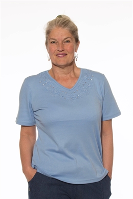 Reflect Ensfarvet lyseblå dame t-shirt med V-hals og broderi